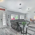 Glendale Oasis With Saltwater Pool And Hot Tub!